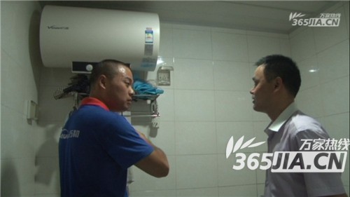 云博（中国）售后正在为刘师傅讲解电热水器的安全使用规范